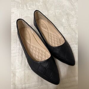 Elegant Black Quilted looking Flats-new